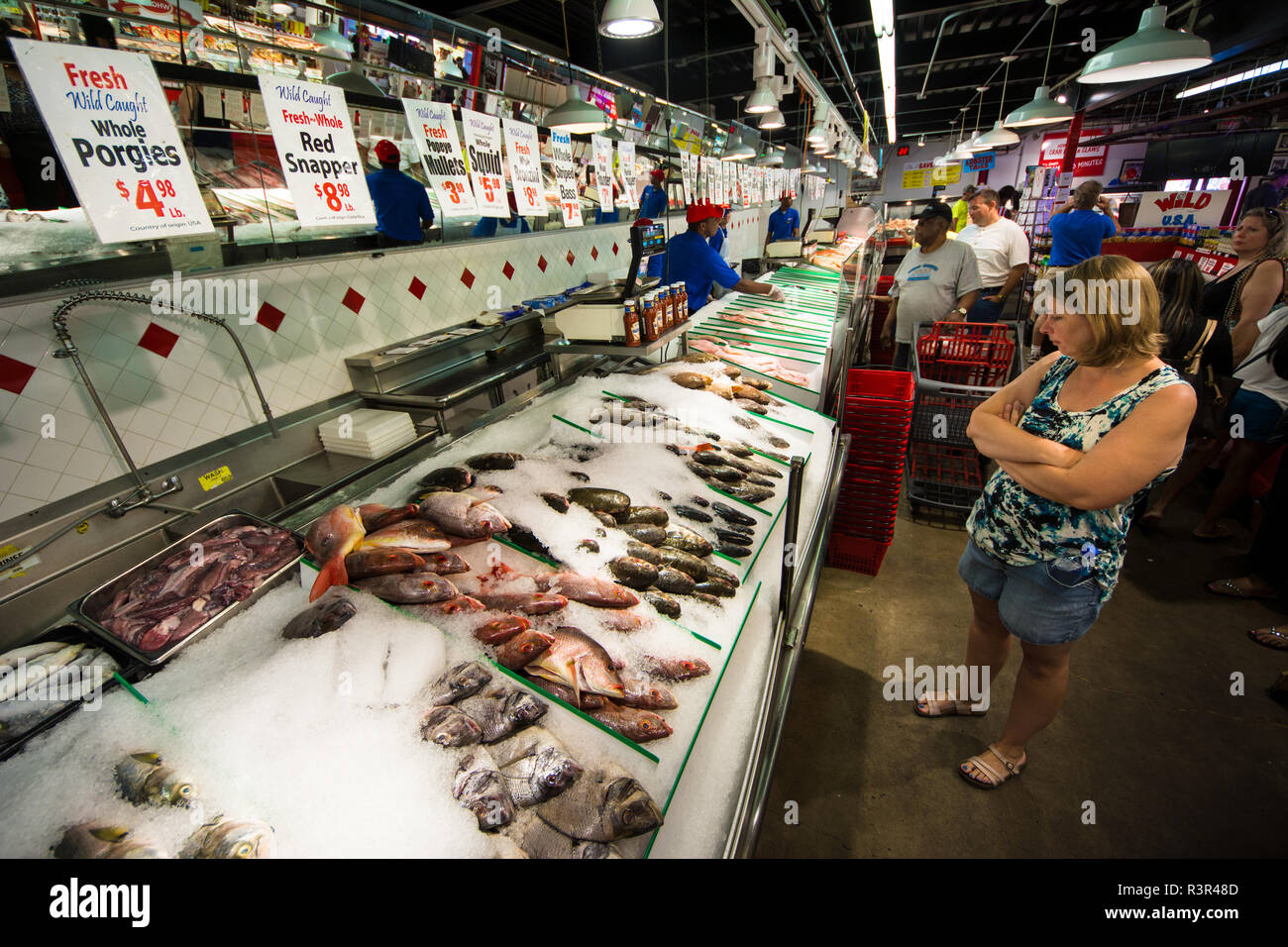 I consumatori che effettuano acquisti per i suoi piatti a base di pesce presso Robert Wholey azienda i frutti di mare in Strip District di Pittsburgh, Pennsylvania, STATI UNITI D'AMERICA Foto Stock