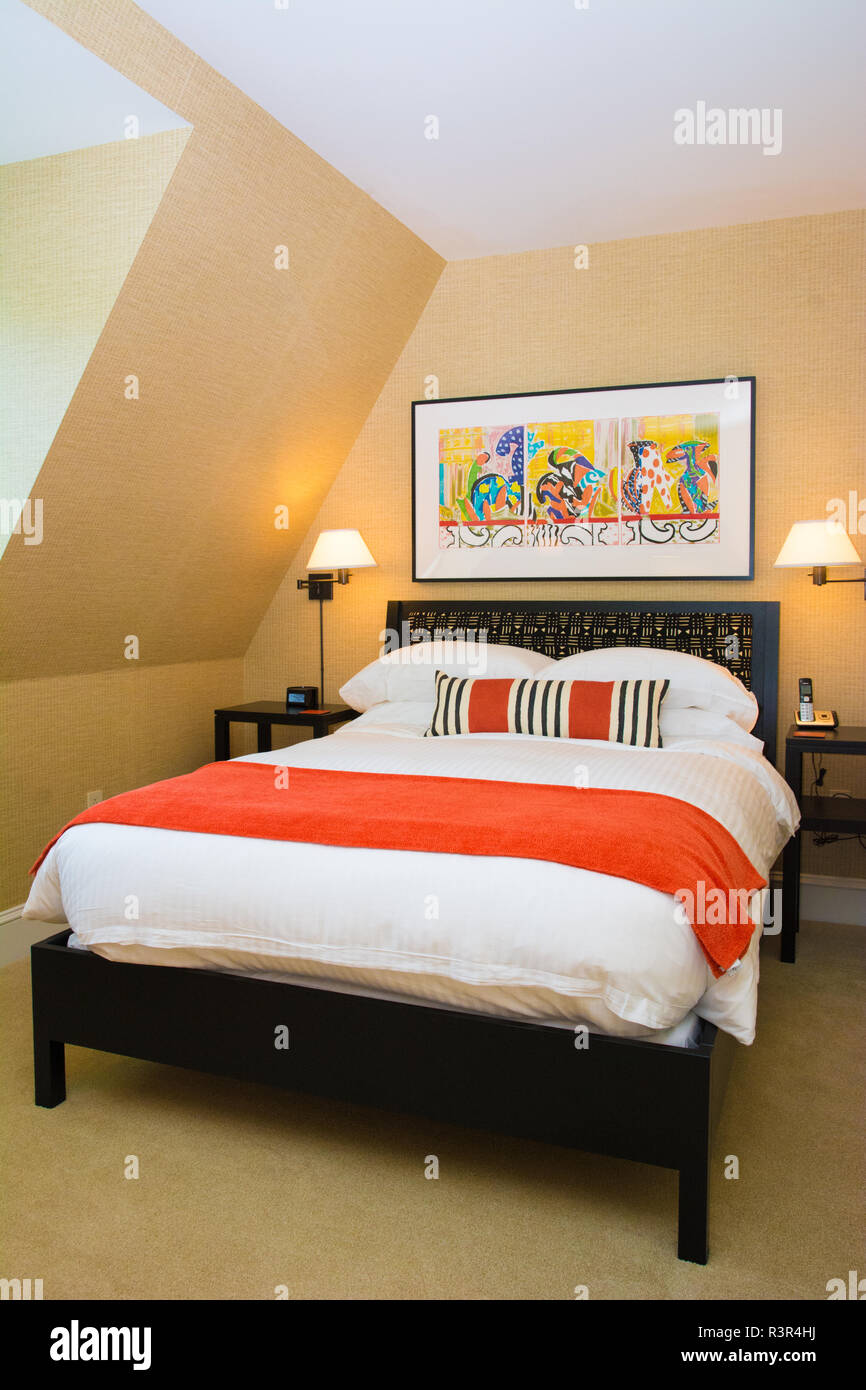Un colpo di interni di un hotel camere da letto decorate con accenti di color arancione Foto Stock