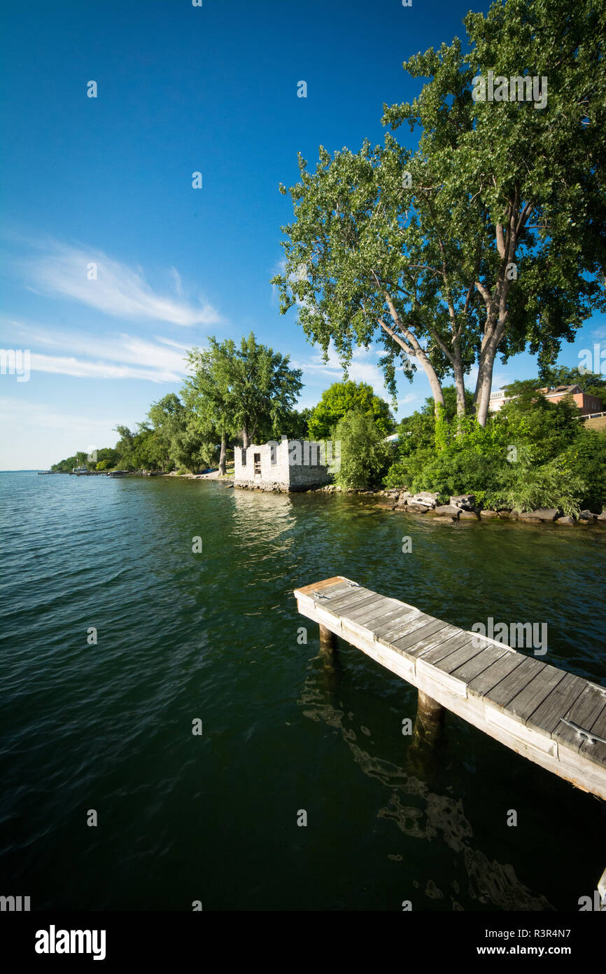 Un dock in legno sul lago Cayuga nella regione dei Laghi Finger di New York, Stati Uniti d'America. Foto Stock