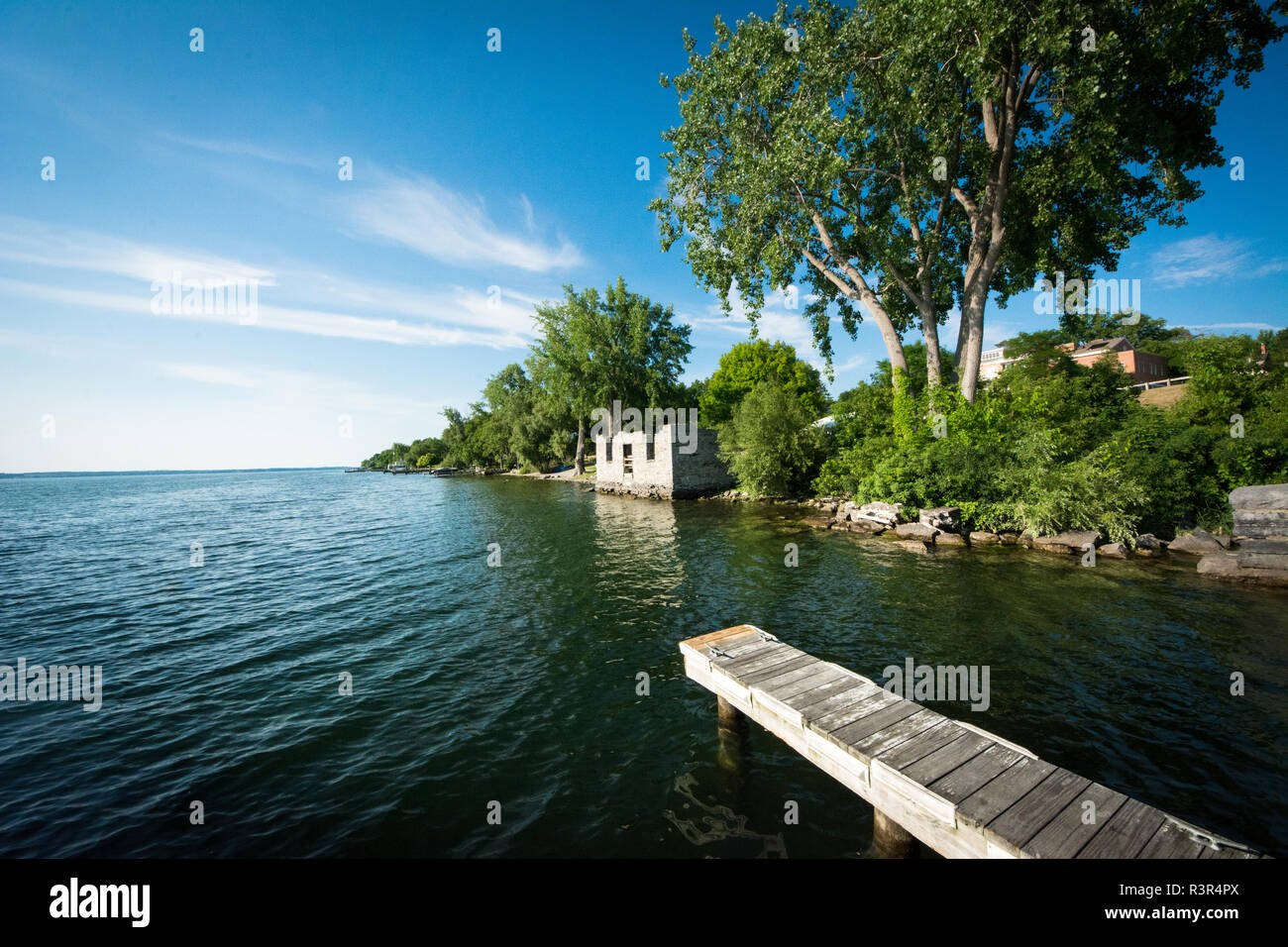 Un dock in legno sul lago Cayuga nella regione dei Laghi Finger di New York, Stati Uniti d'America. Foto Stock