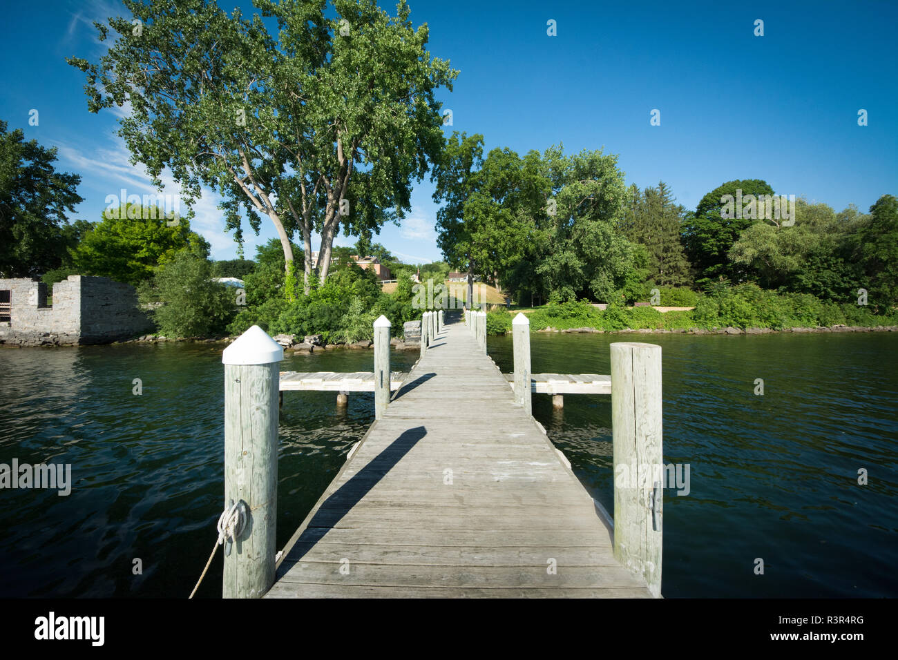 Un dock in legno sul lago Cayuga nella regione dei Laghi Finger di New York, Stati Uniti d'America. Foto Stock