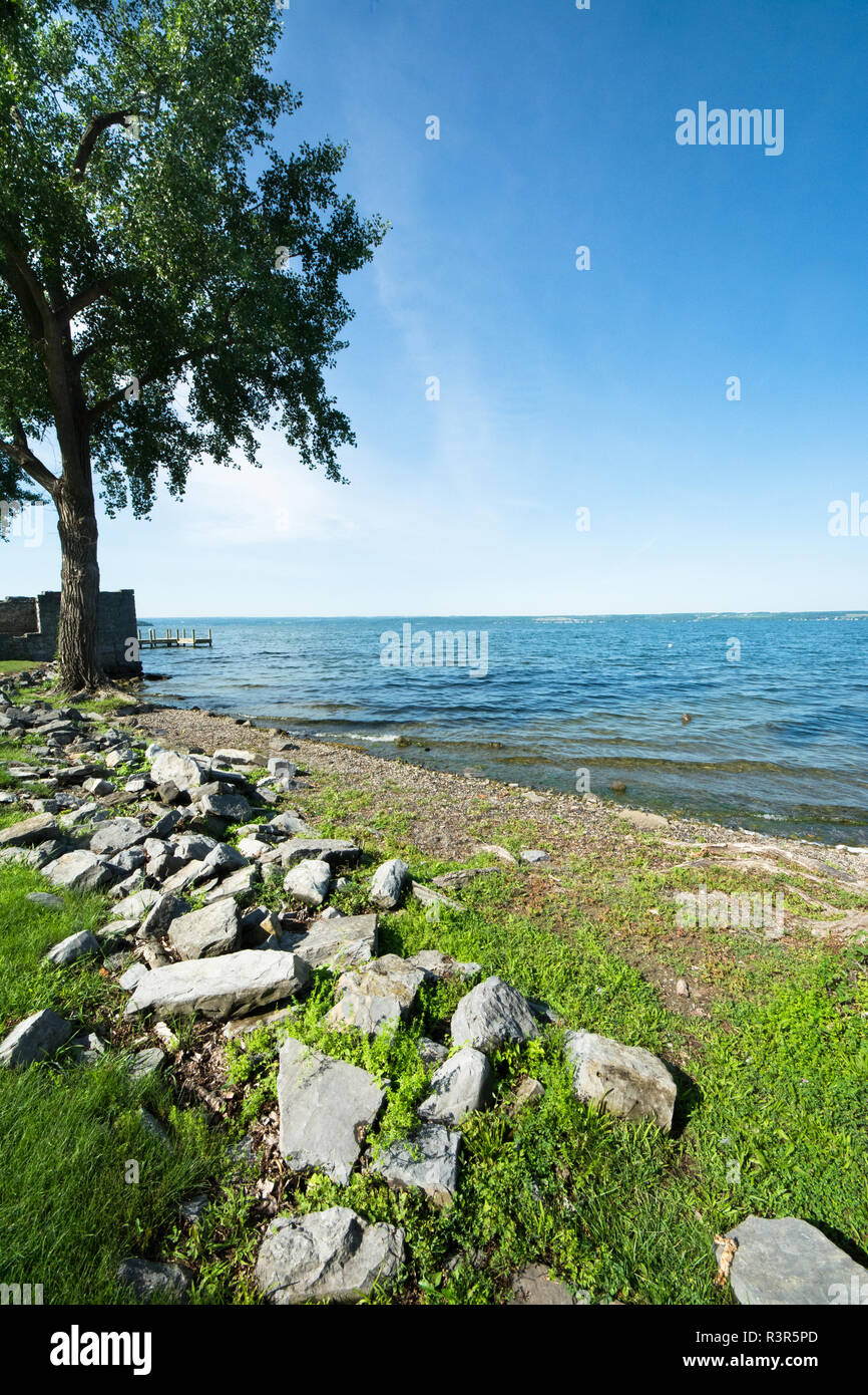 Una spiaggia rocciosa lungo Cayuga Lake, nel New York Finger Lakes in Aurora, NY Foto Stock