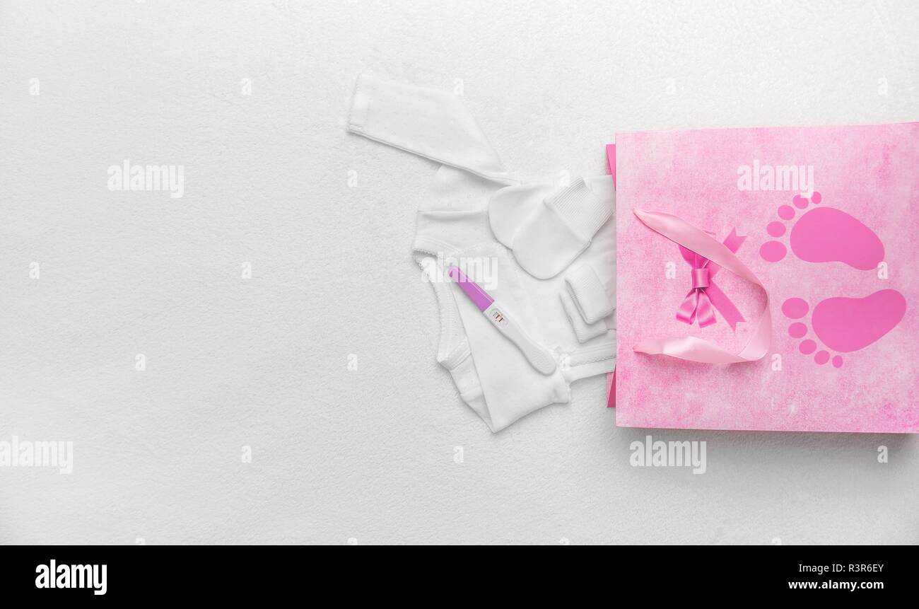 Set di abbigliamento per bambini in borsa regalo. Foto Stock