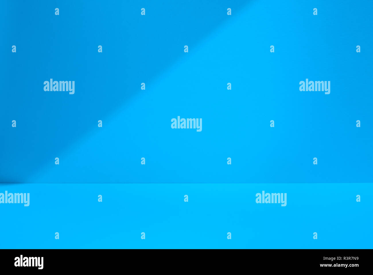 Blue studio spazio con ombre profonde. Modello di tipo sparse e sfondo Foto Stock