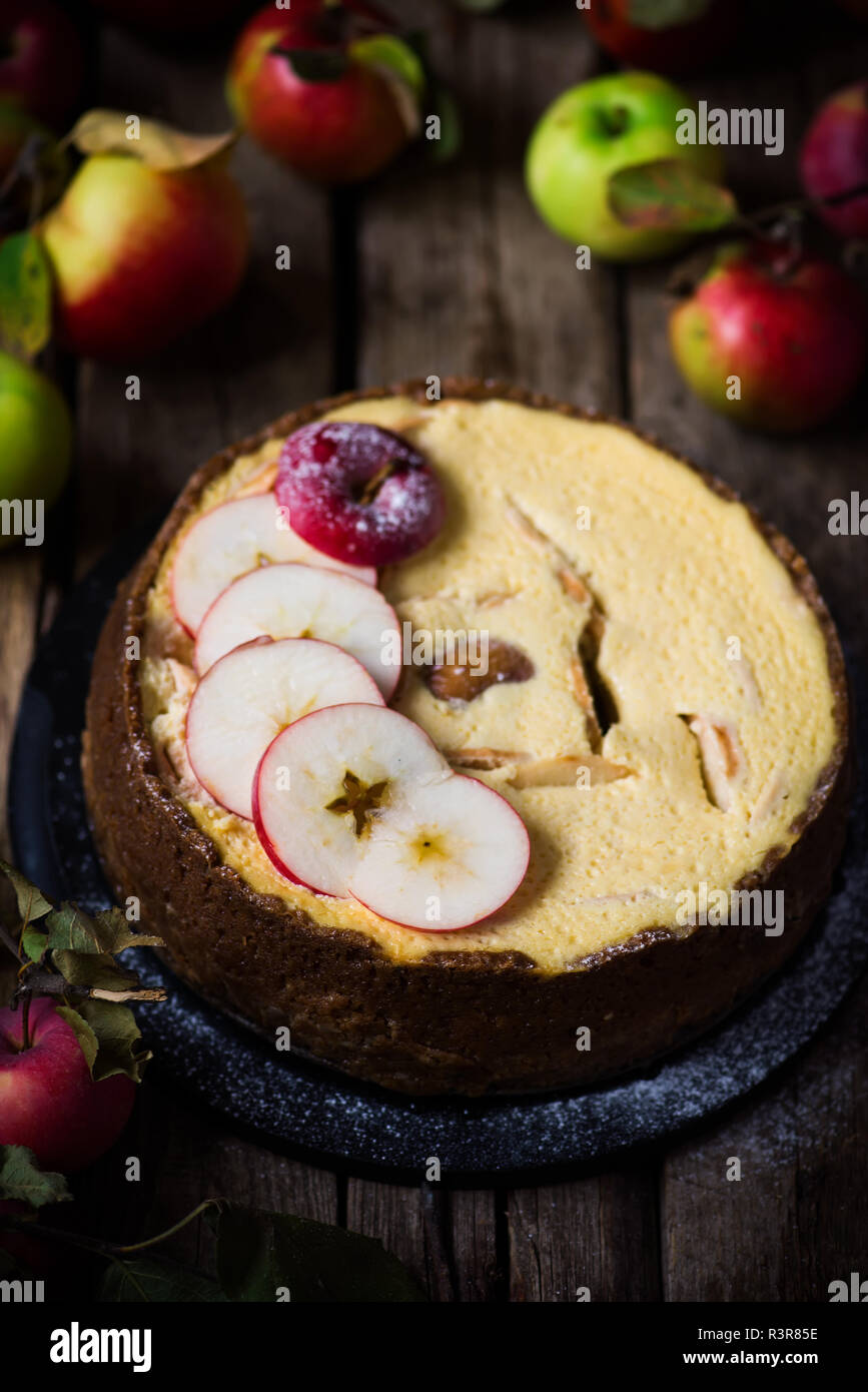 Apple Cheesecake con un burro marrone crosta. . Rustico scuro foto.Il fuoco selettivo Foto Stock