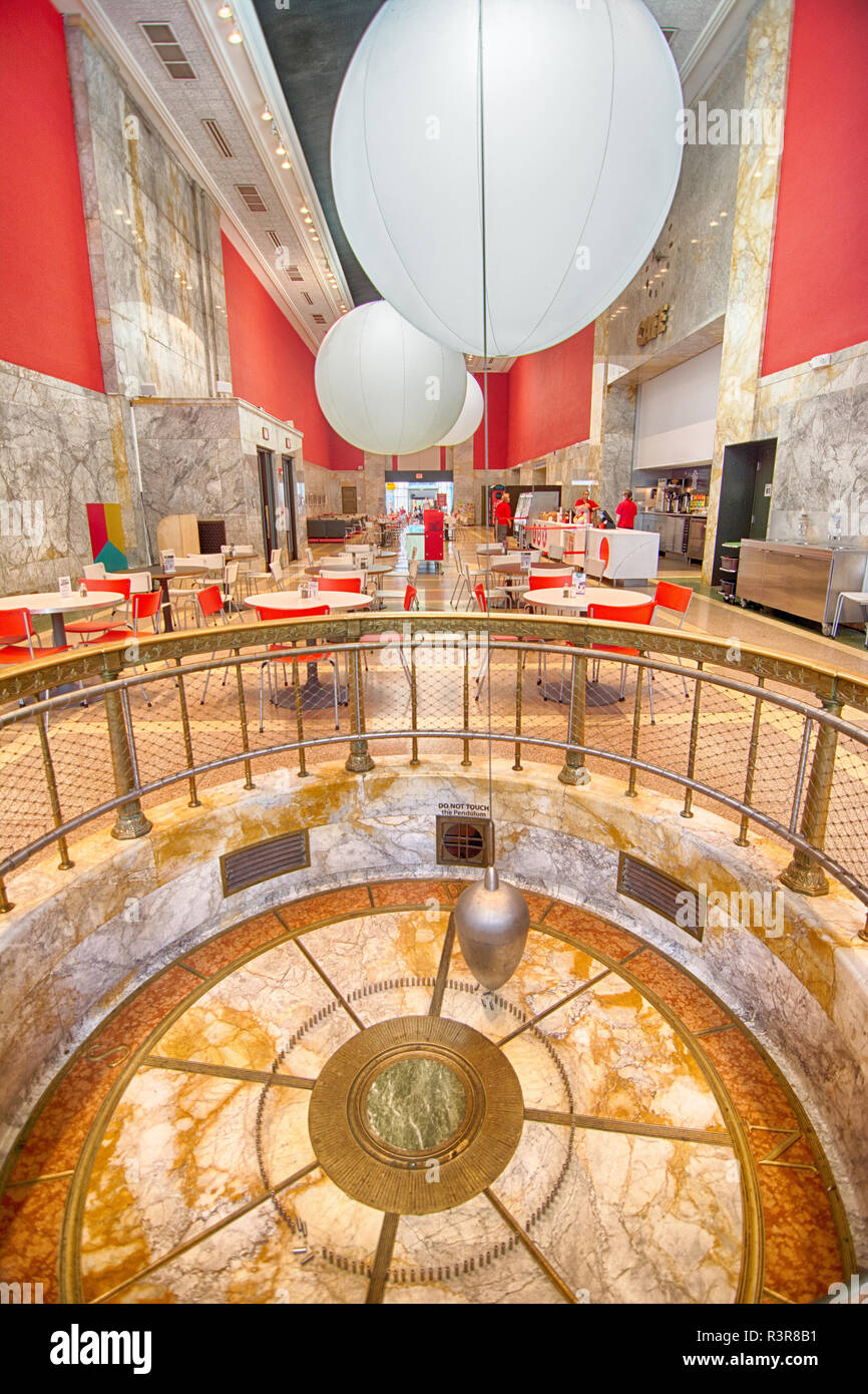 Il Pendolo di Foucault - un dispositivo che dimostra la rotazione della terra - può essere visto a Pittsburgh il Museo dei Bambini di Pittsburgh, Pennsylvania Foto Stock