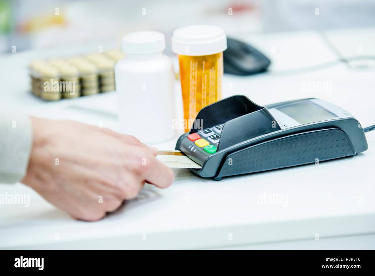 Il cliente pagare bill in farmacia. Foto Stock
