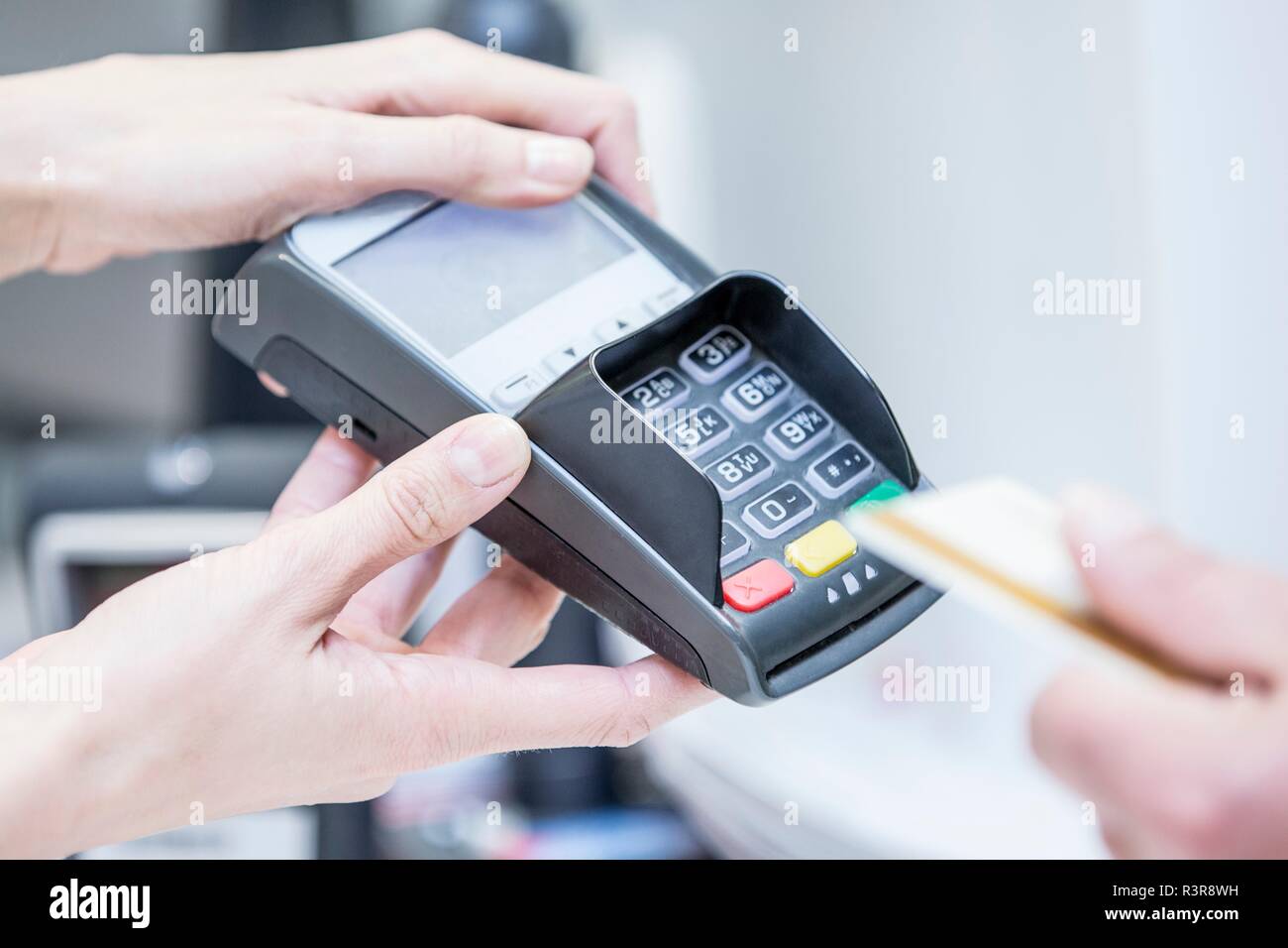Il cliente di pagare con carta di credito. Foto Stock