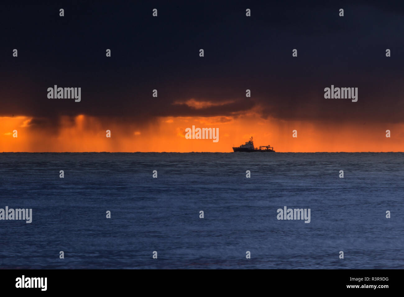 Mar baltico con una nave all'orizzonte. drammatica nuvole può essere visto all'orizzonte al sunrise. meteo fenomeno Foto Stock