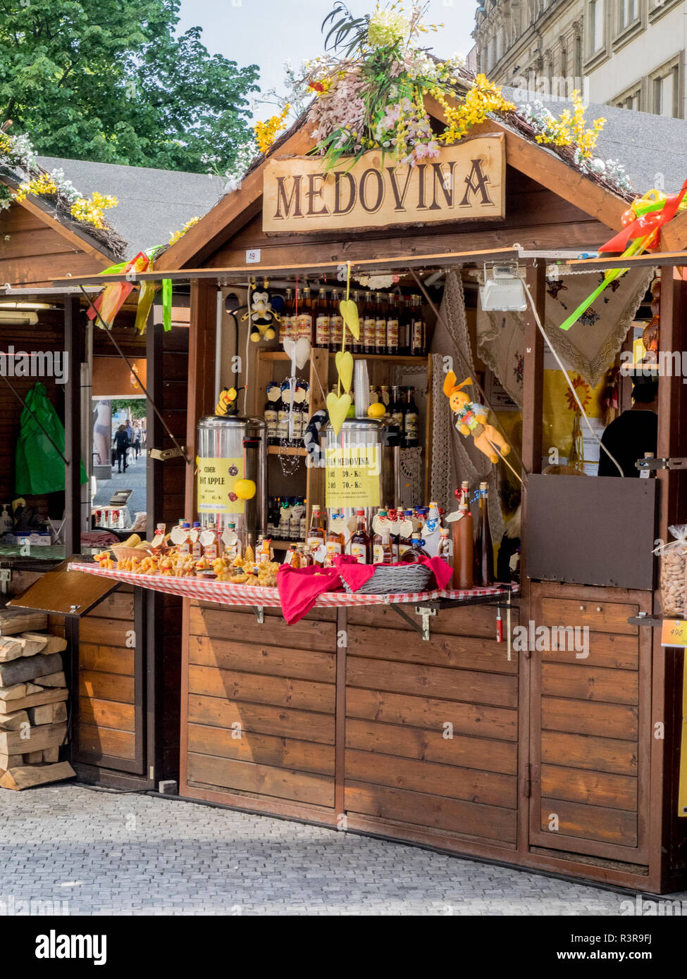 Repubblica Ceca, Praga. Chioschi in legno che offrono souvenir e prodotti alimentari lungo le strade della città vecchia. Foto Stock