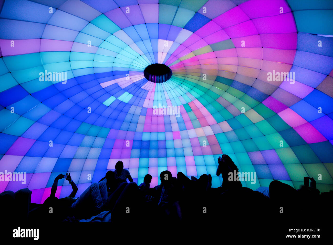 Plume, da Ian Brill, è un coinvolgente e interattiva cupola di luce sincronizzato e i gesti del suono. L'installazione utilizza il movimento, audio e colori. Foto Stock