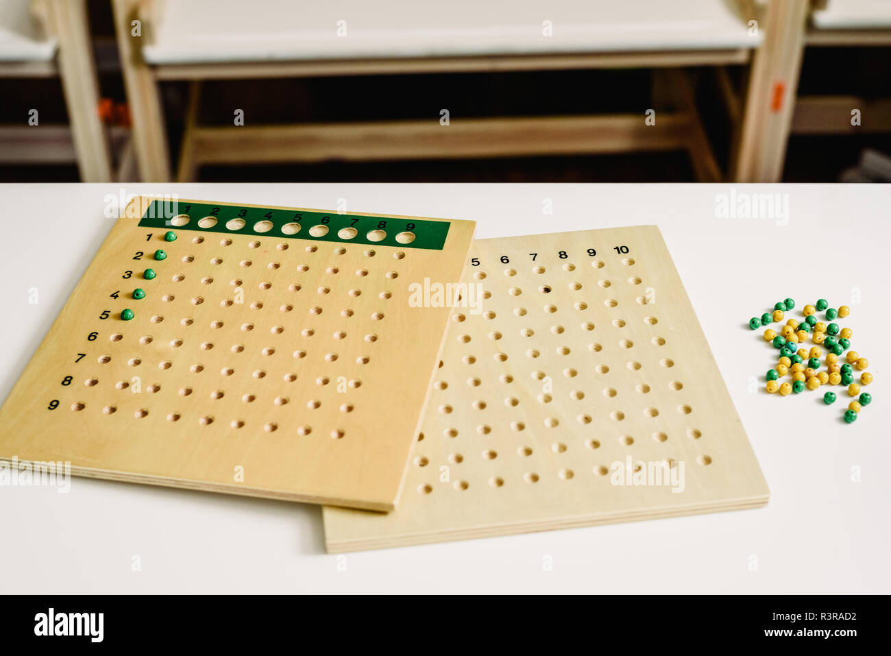 Tavola di legno per imparare a contare i numeri ed eseguire operazioni matematiche. Foto Stock