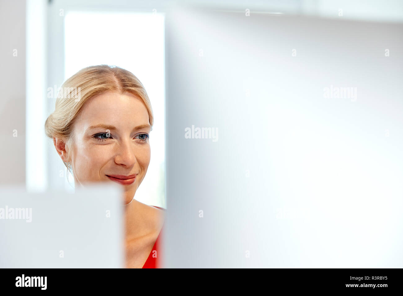 Ritratto di sorridente giovane donna lavora sul computer Foto Stock