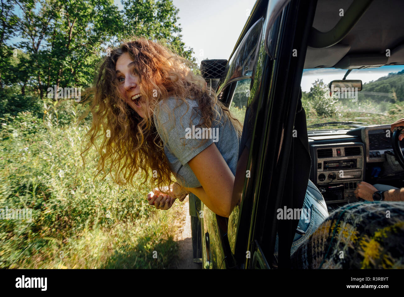 Giovane donna guardando fuori della finestra auto Foto Stock