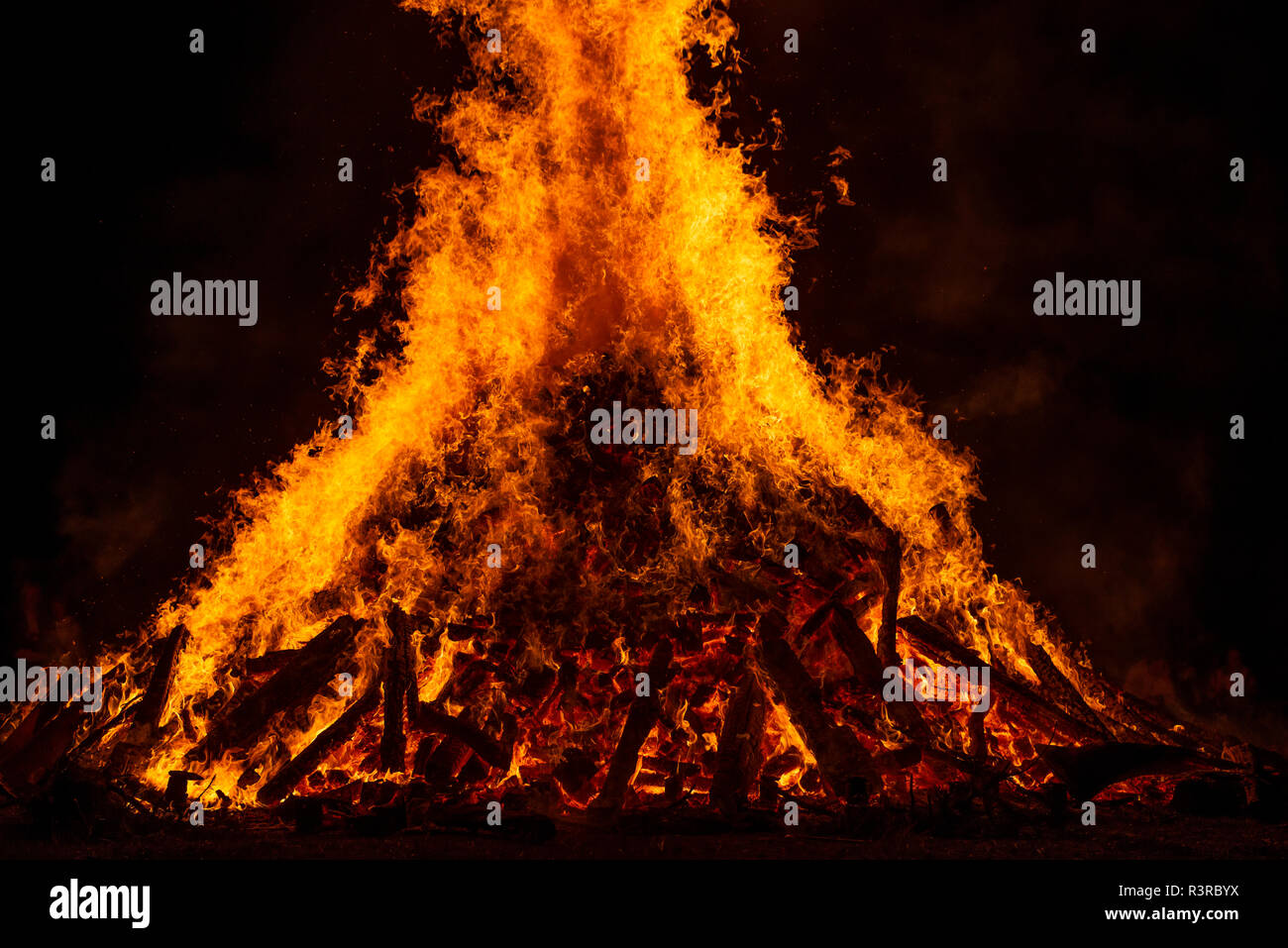 Blazing log fire, close-up Foto Stock