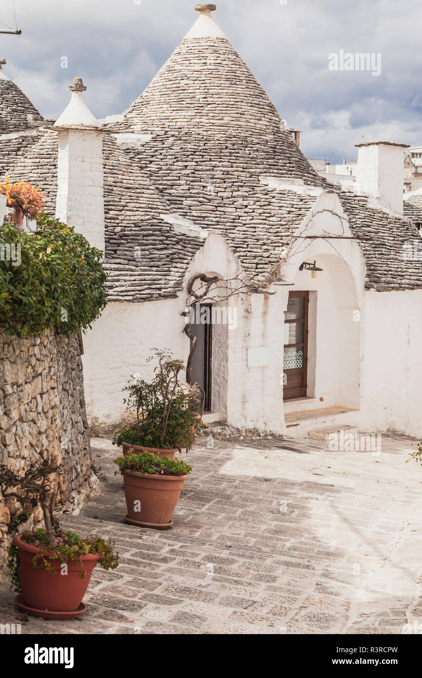 L'Italia, Puglia, Alberobello, visualizzare a Trulli Foto Stock