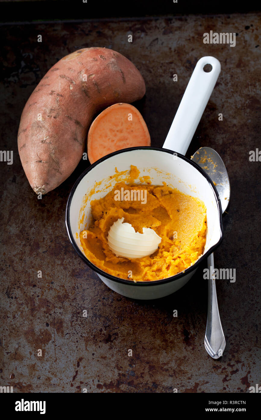 La preparazione di patata dolce mash Foto Stock