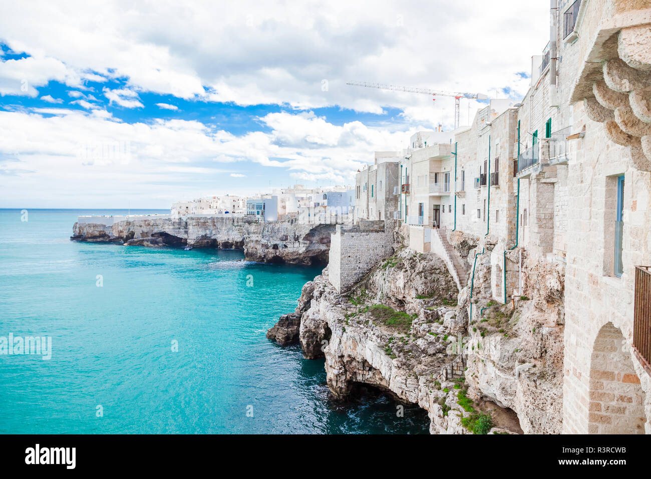 L'Italia, Puglia, Polognano a Mare, la vista della città vecchia storica al mare Foto Stock