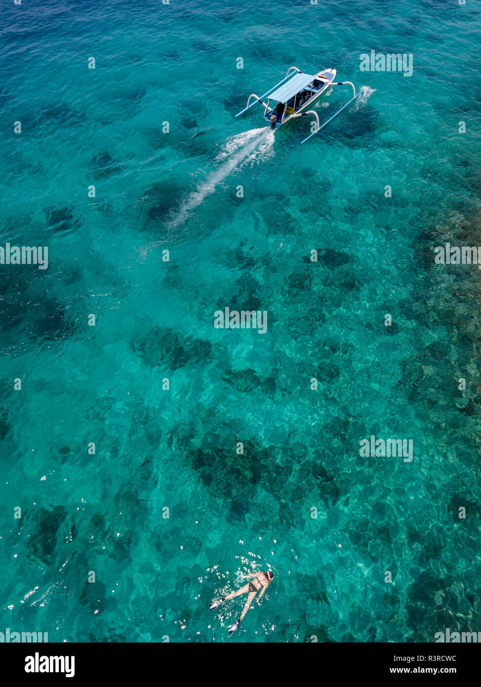 Indonesia, Bali, veduta aerea della laguna blu, snorkeler e banca barca Foto Stock