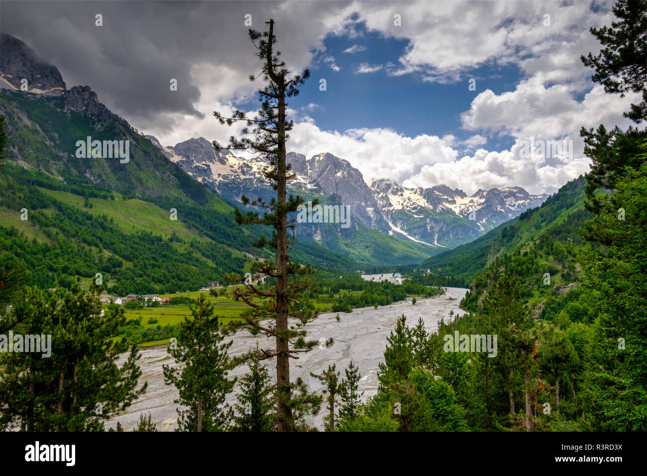 Albania, Kukes County, Alpi Albanesi, Valbona National Park, Valbona Valle, Valbona river Foto Stock