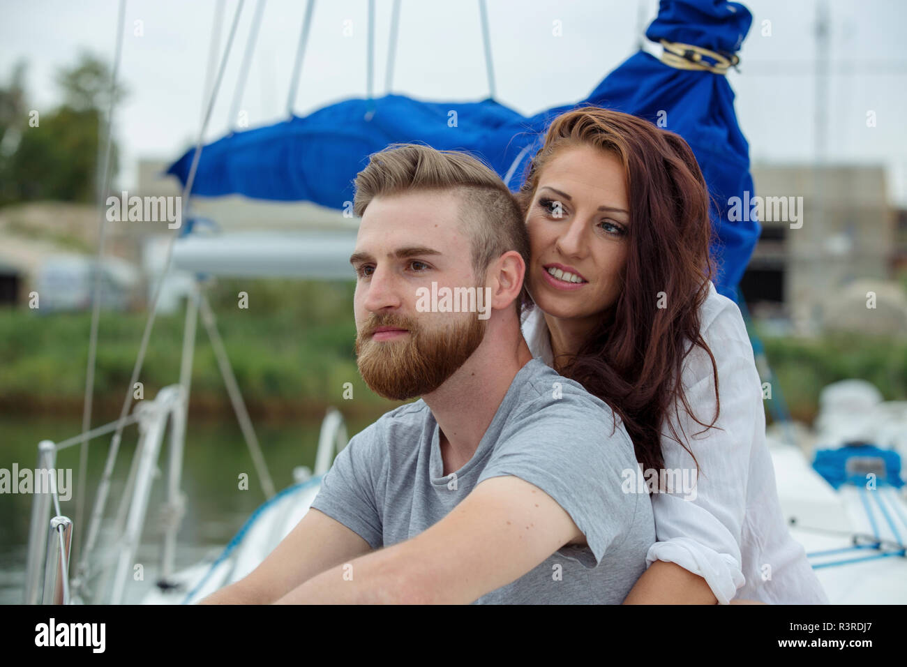 Ritratto di una coppia felice su una barca a vela Foto Stock