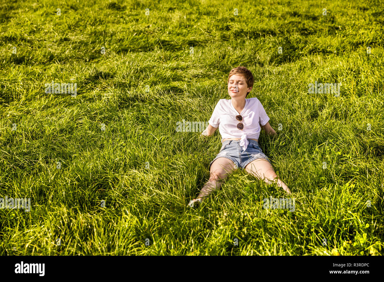 La donna nel campo godendo la luce solare Foto Stock