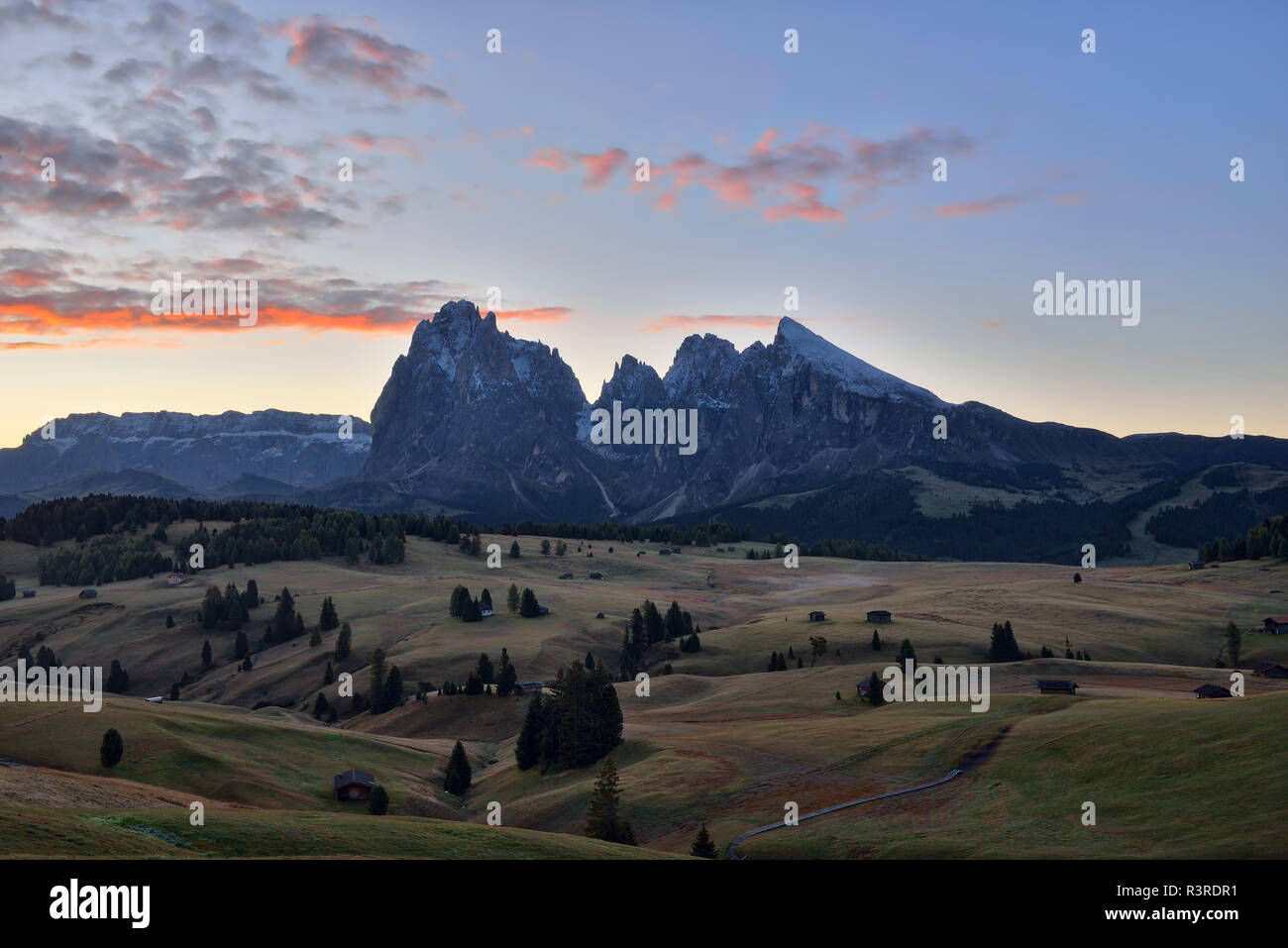 L'Italia, l'Alto Adige Alpe di Siusi, Sassolungo e Sassopiatto all'alba Foto Stock