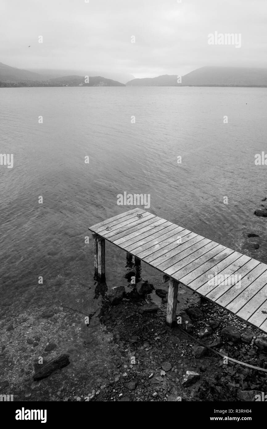 Il livello delle acque del lago di Annecy continuano a diminuire, Annecy, Francia Foto Stock