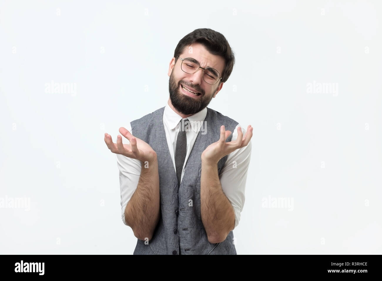 Giovane uomo ispanico con la barba è il pianto. Foto Stock Giovane uomo ispanico con la barba è il pianto. Foto Stock