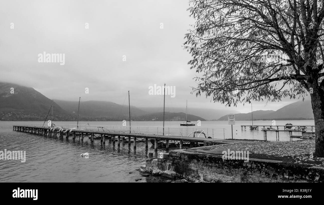 Il livello delle acque del lago di Annecy continuano a diminuire, Annecy, Francia Foto Stock