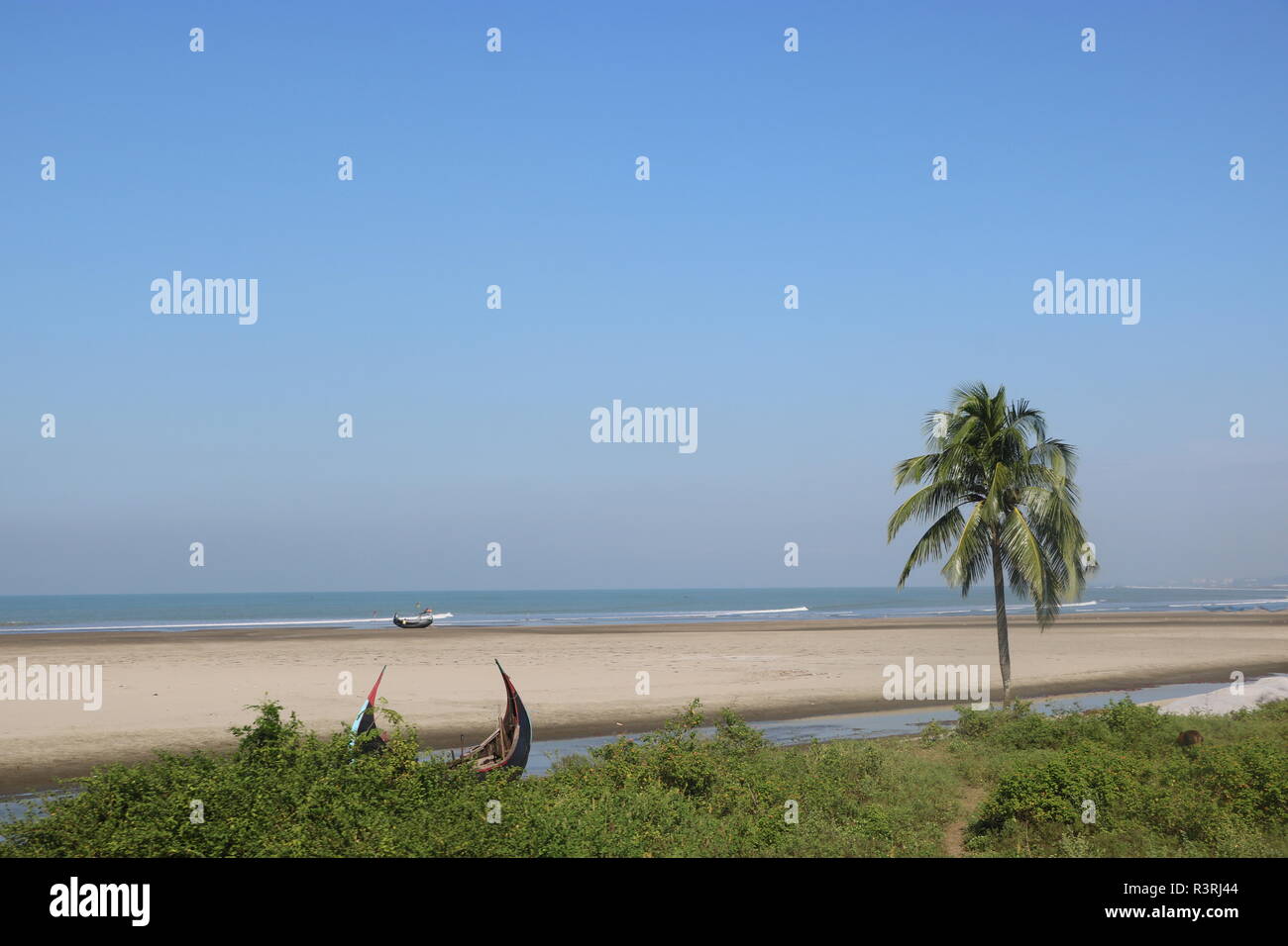 Scenario della natura verde con acqua blu e azzurro cielo In Cox bazar spiaggia del mare in Bangladesh. Foto Stock