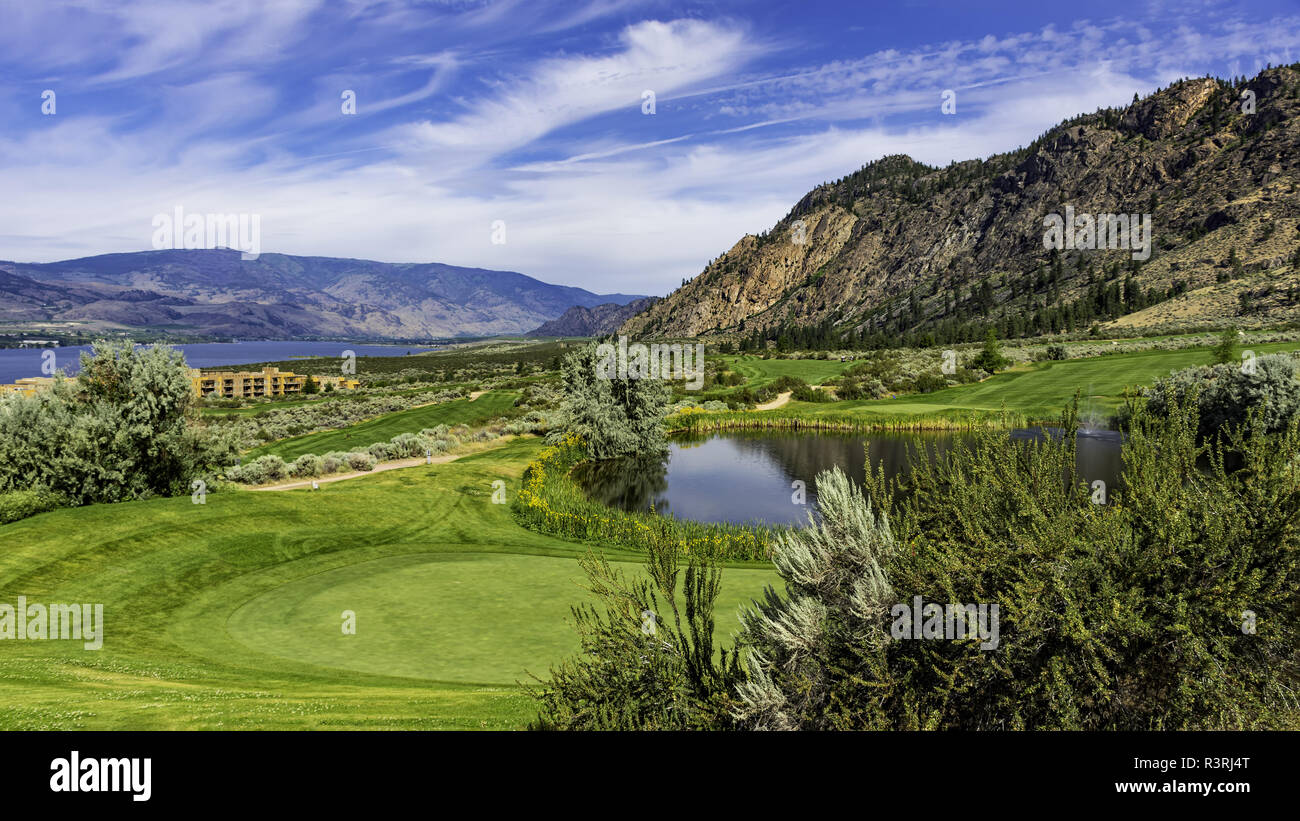 Un campo da golf nella Okanagan Valley vicino a Osoyoos della Columbia britannica in Canada con Osoyoos lago e montagne sullo sfondo Foto Stock