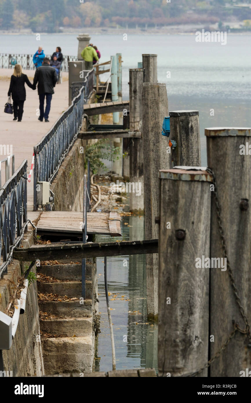 La gente che camminava sul porto banche, il lago di Annecy, Annecy, Alta Savoia, Francia Foto Stock