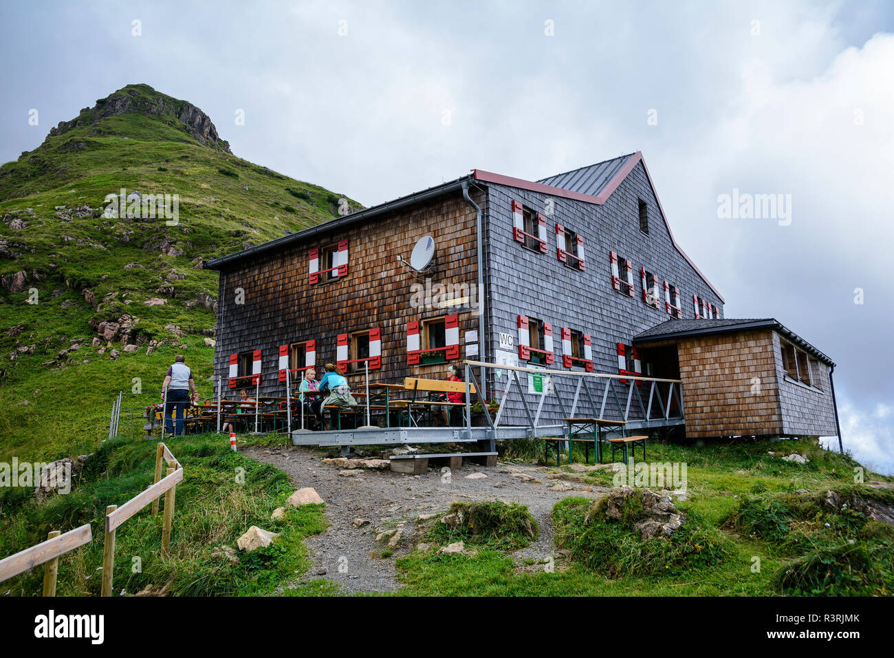 Wildseeloder Haus, rifugio capanna con sistemazioni accoglienti e lago di Wildsee Wildseelodersee ( ) al di sopra di Fieberbrunn in Kitzbuhel Alpi, Austria Foto Stock