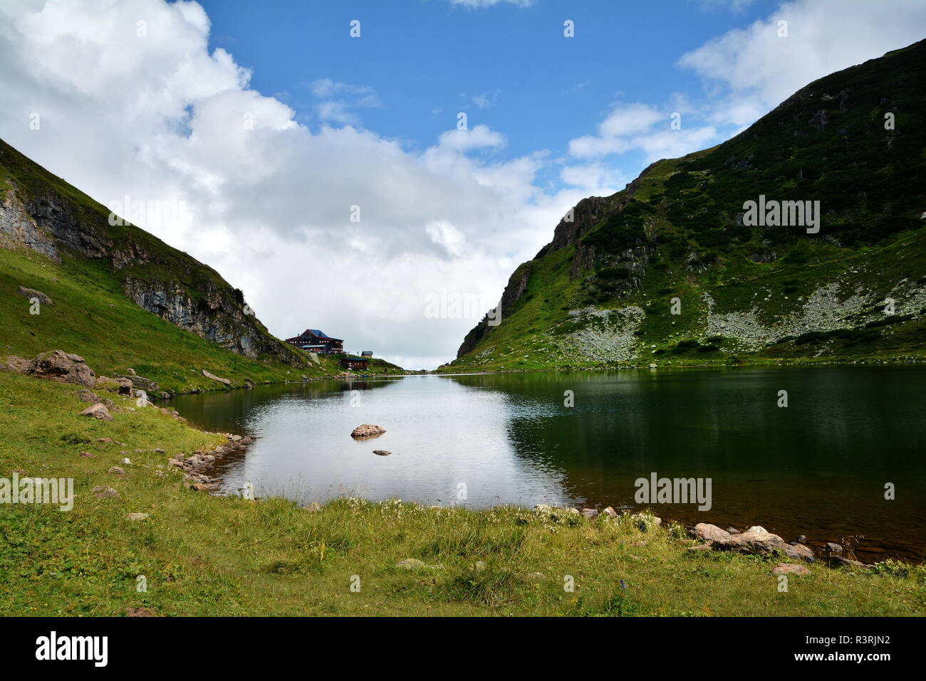 Bellissimo paesaggio con lago Wildsee (Wildseelodersee ) e Wildseeloder haus, rifugio capanna, al di sopra di Fieberbrunn in Kitzbuhel Alpi, Austria Foto Stock