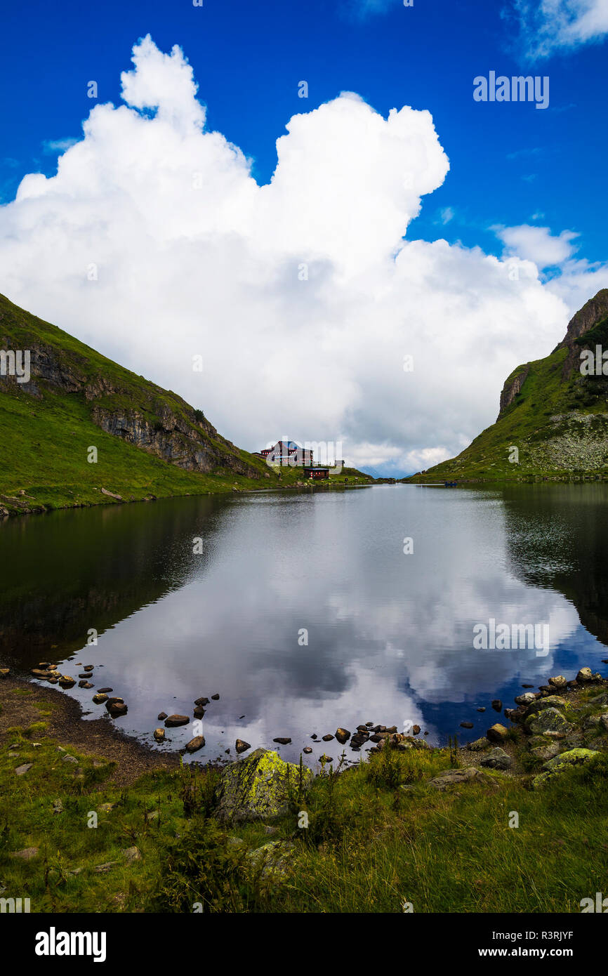 Bellissimo paesaggio con lago Wildsee (Wildseelodersee ) e Wildseeloder haus, rifugio capanna, al di sopra di Fieberbrunn in Kitzbuhel Alpi, Austria Foto Stock