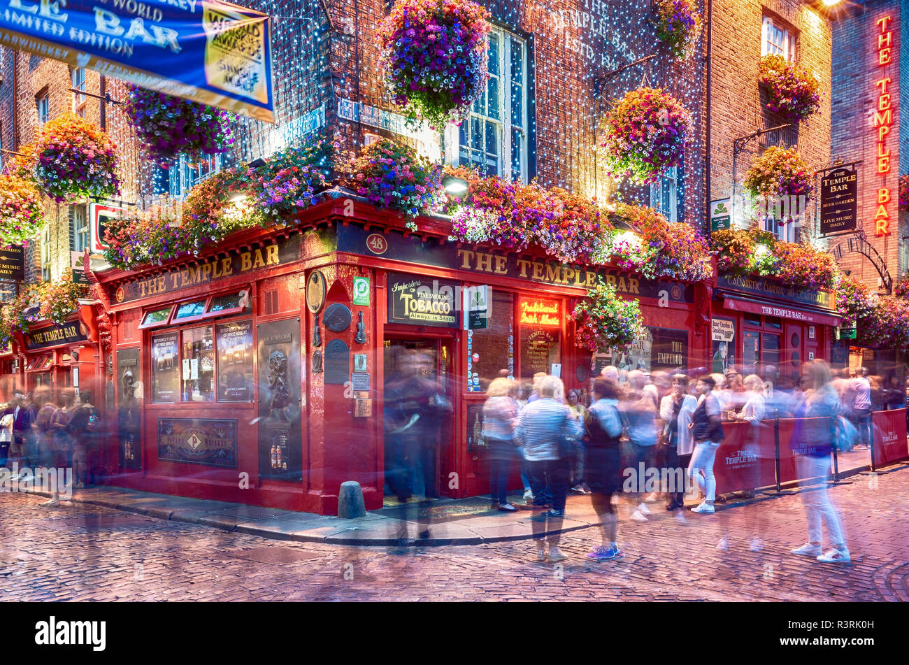 Dublino, Irlanda - 05 Luglio 2018: folla di gente al Temple Bar, un pub tradizionale nel Temple Bar, il quartiere del divertimento Foto Stock