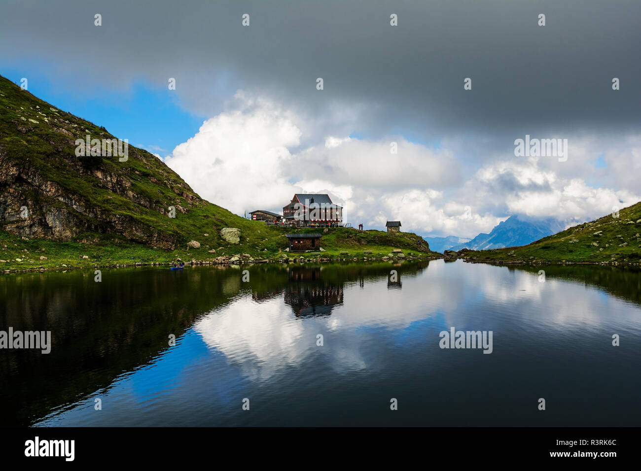 Bellissimo paesaggio con lago Wildsee (Wildseelodersee ) e Wildseeloder haus, rifugio capanna, al di sopra di Fieberbrunn in Kitzbuhel Alpi, Austria Foto Stock