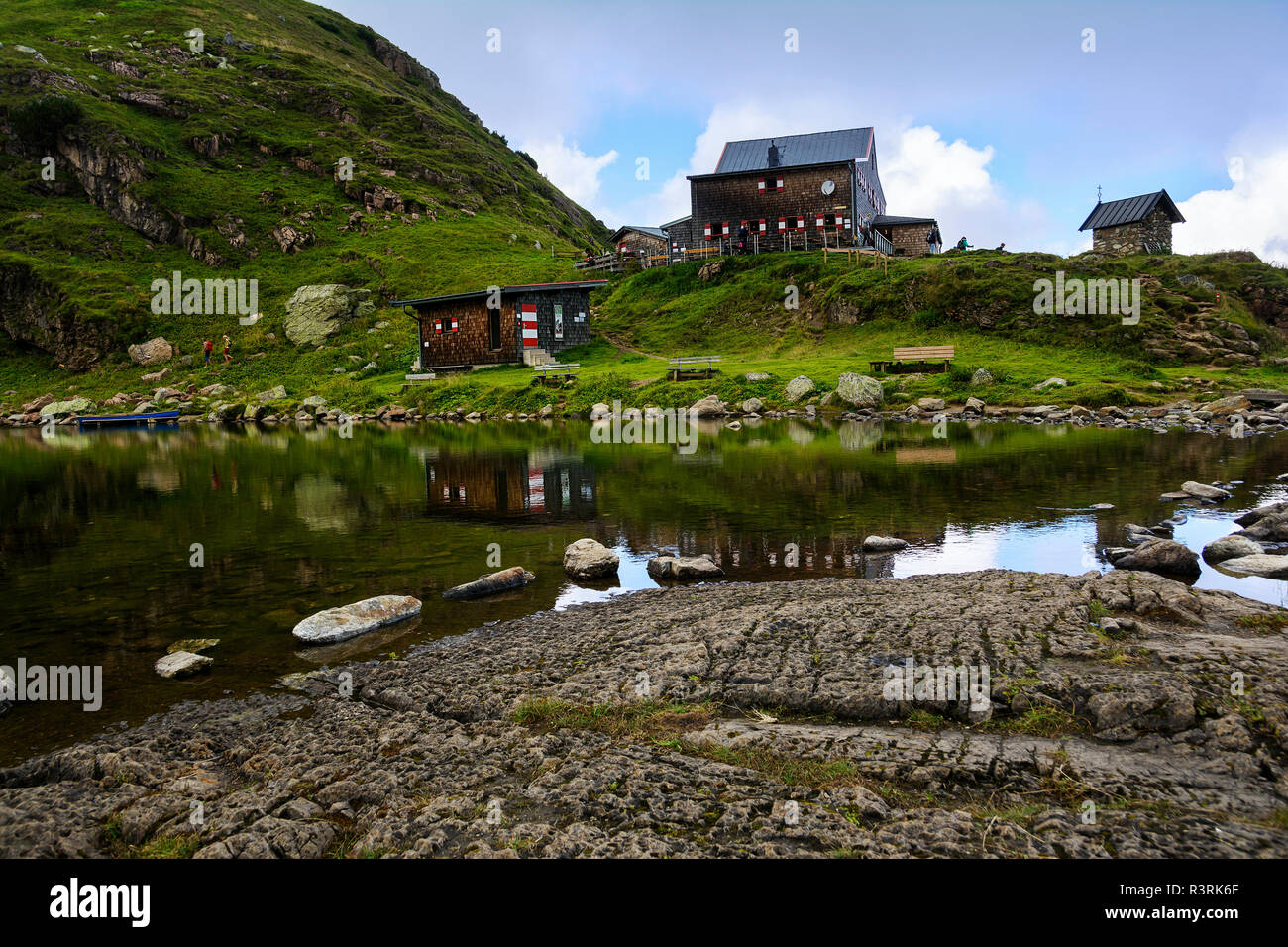 Wildseeloder Haus, rifugio capanna con sistemazioni accoglienti e lago di Wildsee (Wildseelodersee ) sopra Fieberbrunn in Kitzbuhel Alpi,Tirolo, Austria Foto Stock