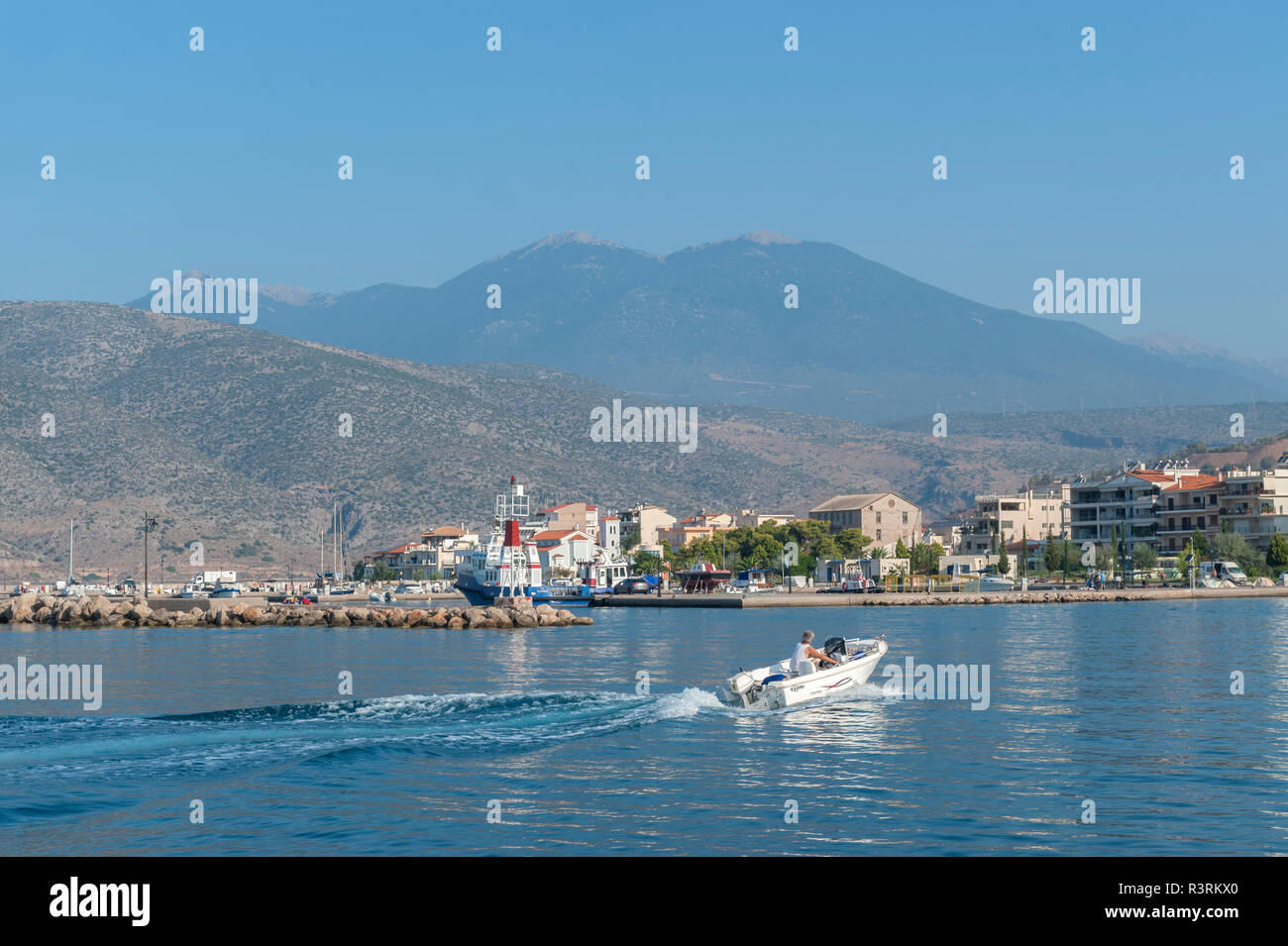 Barca e Marina nel golfo di Corinto, Itea, Grecia Foto Stock