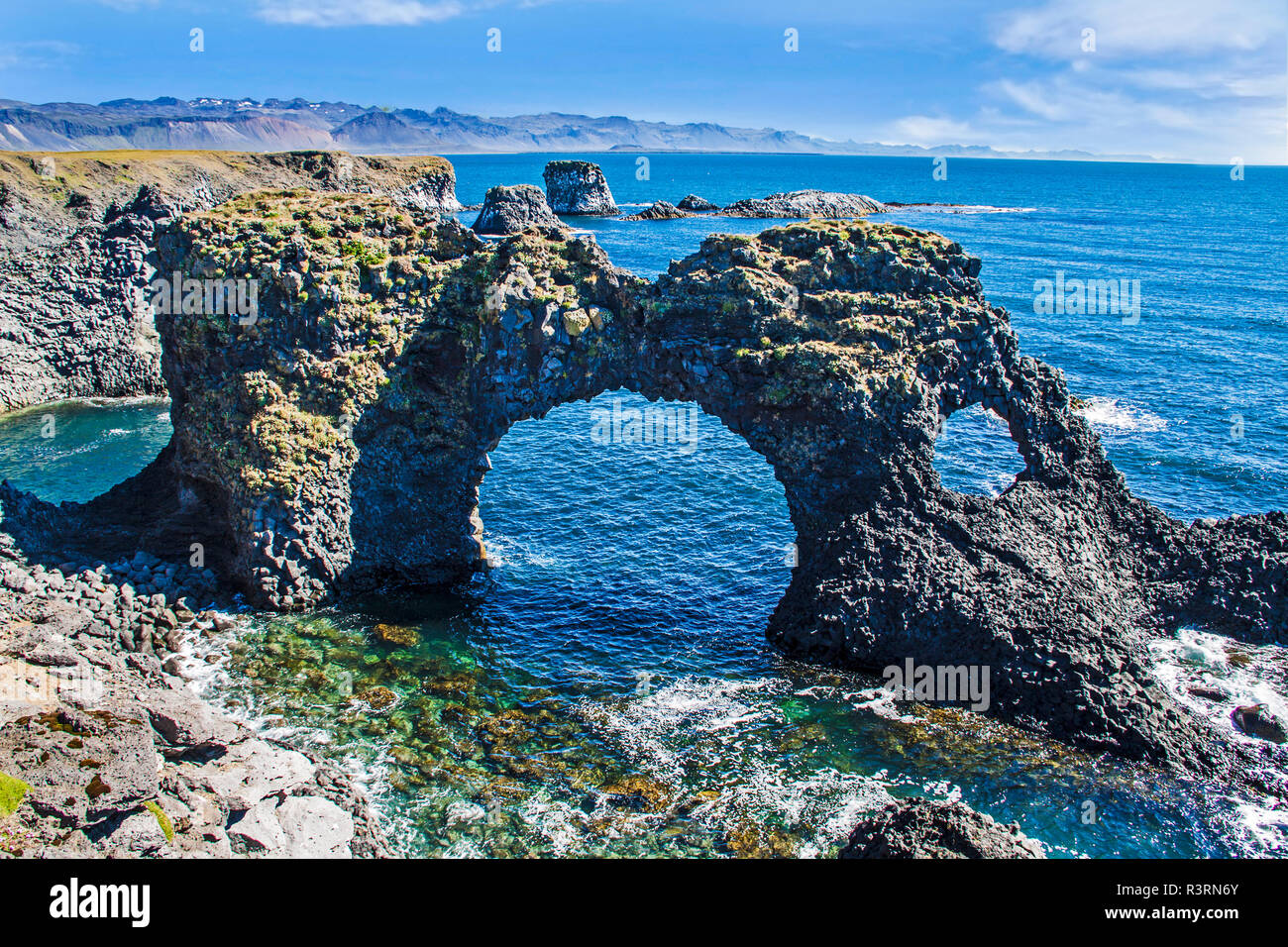 L'Islanda, Arnarstapi. Le formazioni rocciose della costa ovest, Arnarstapi, Snaefellsjokull, Snaefellsnes Peninsula Foto Stock