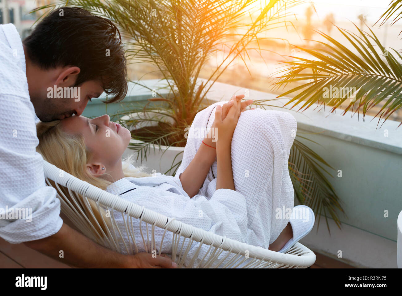 Uomo Donna baciare in fronte Foto Stock