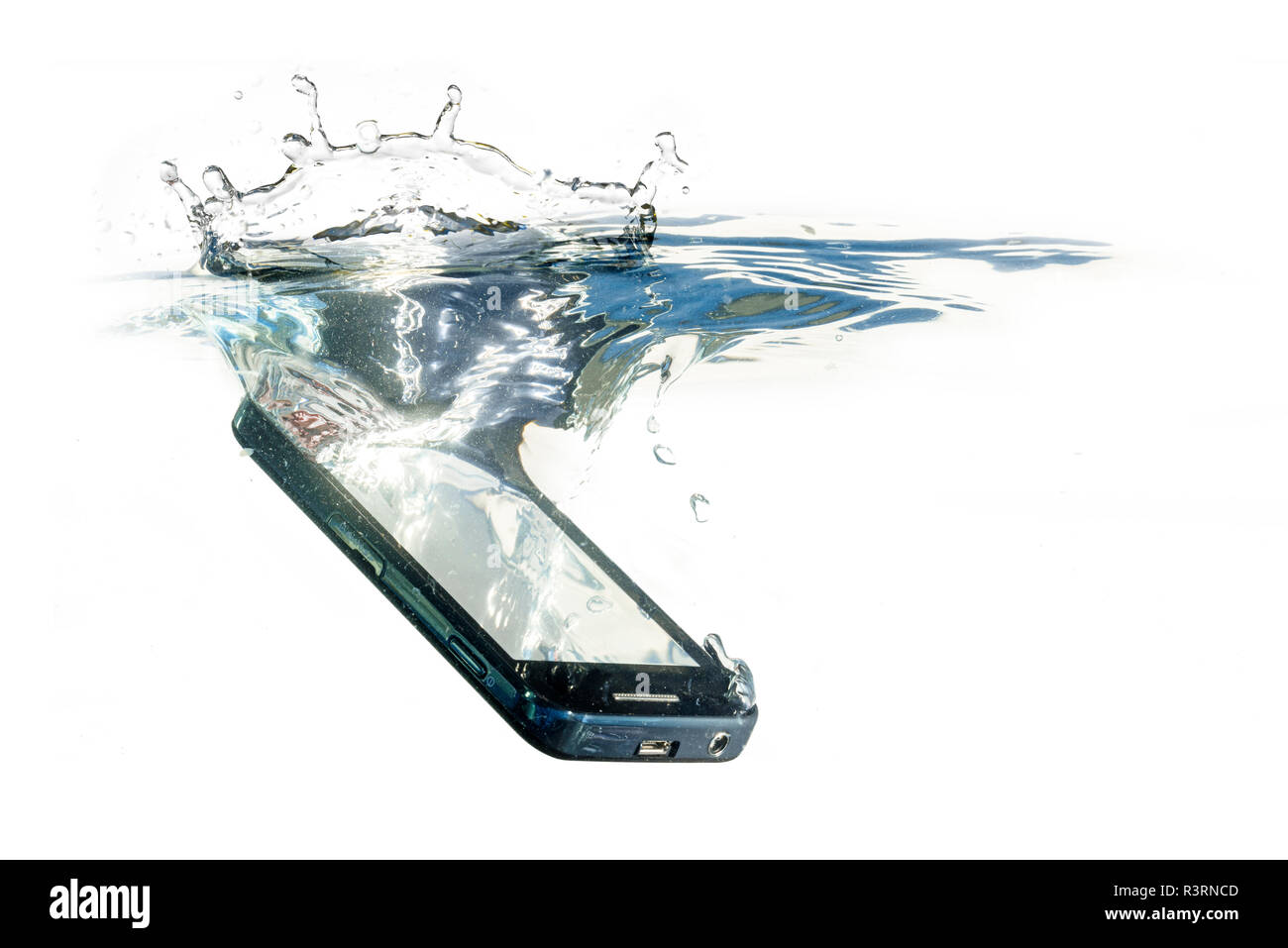 Smart phone è di cadere in acqua con splash, concetto di prodotto impermeabile o di indennizzo assicurativo, isolata su uno sfondo bianco, spazio di copia Foto Stock