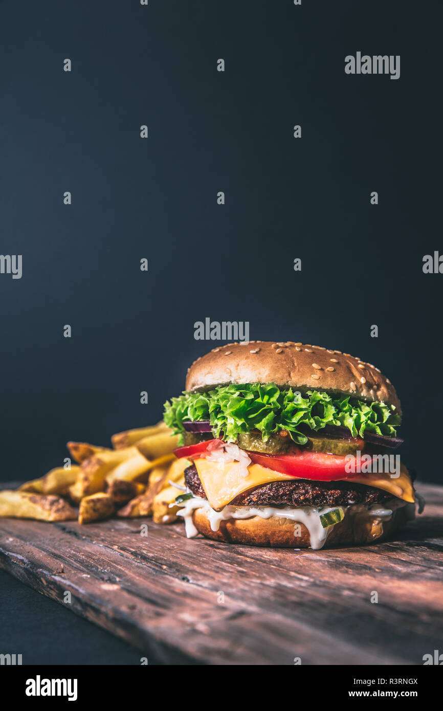 Fresche deliziose burger su legno Foto Stock