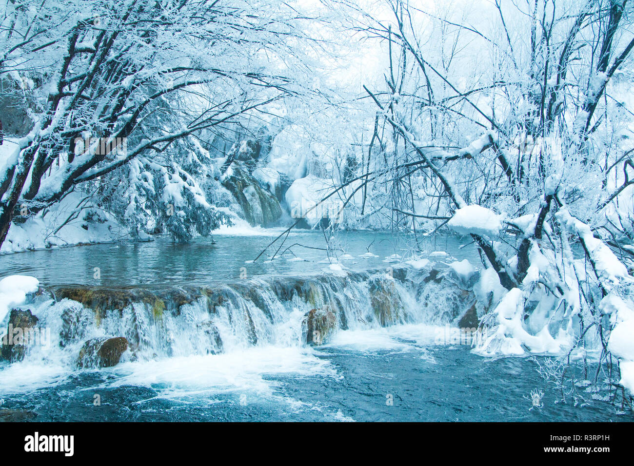 Croazia, Plitvice, paesaggio invernale, cascate gelate e laghi nel famoso parco naturale di Plitvicka jezera Foto Stock