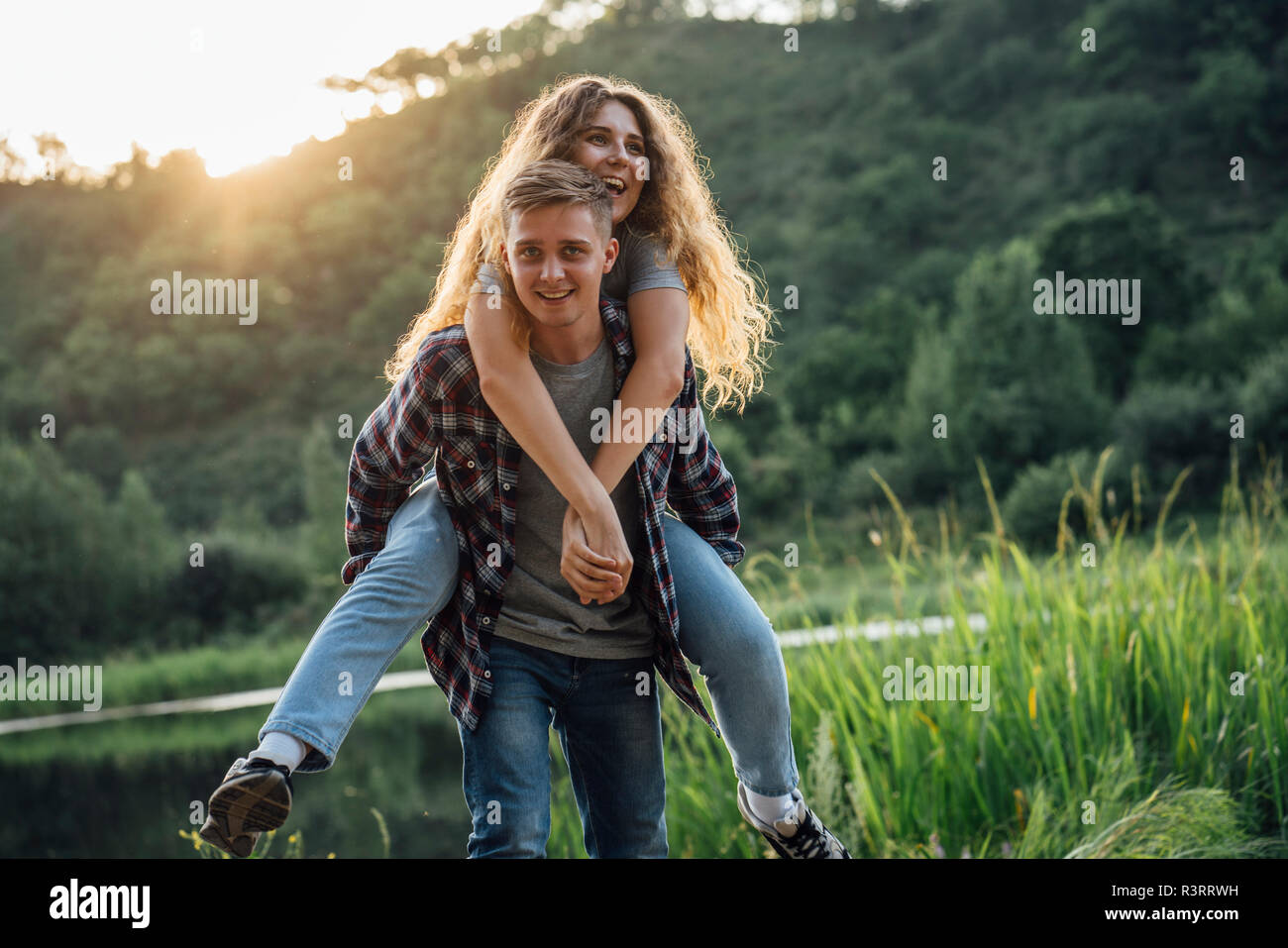 Coppia romantica di trascorrere del tempo in natura, abbracciando al tramonto Foto Stock