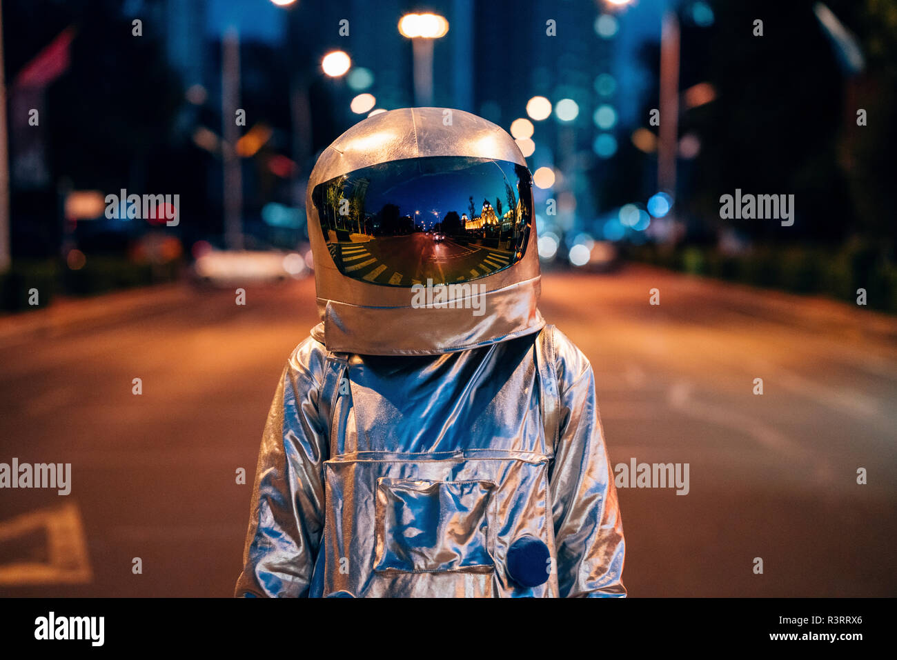 Spaceman su una strada della città di notte Foto Stock