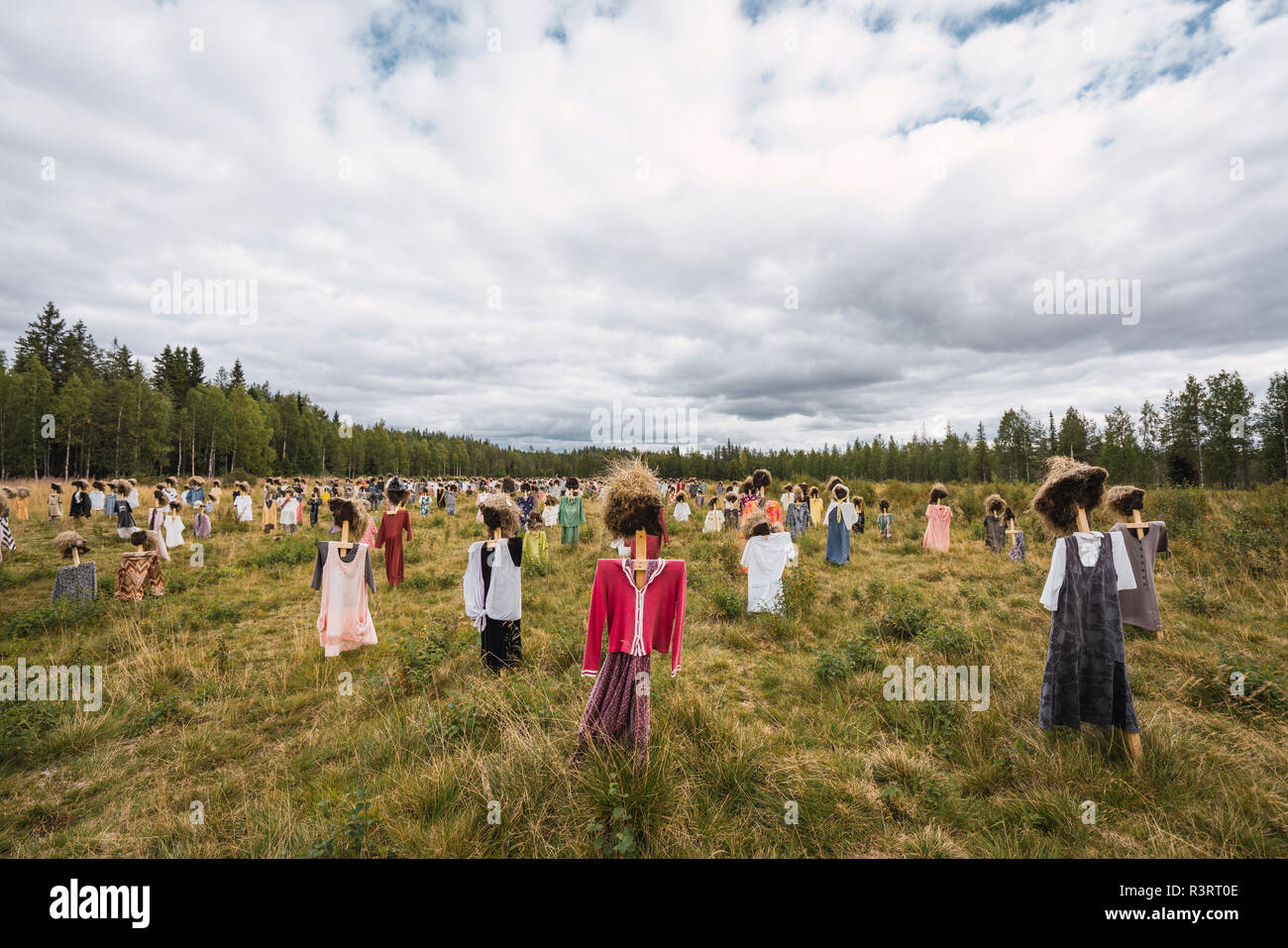 Finlandia, Suomussalmi, il popolo silenzioso, arte progetto con la folla di spaventare i corvi Foto Stock
