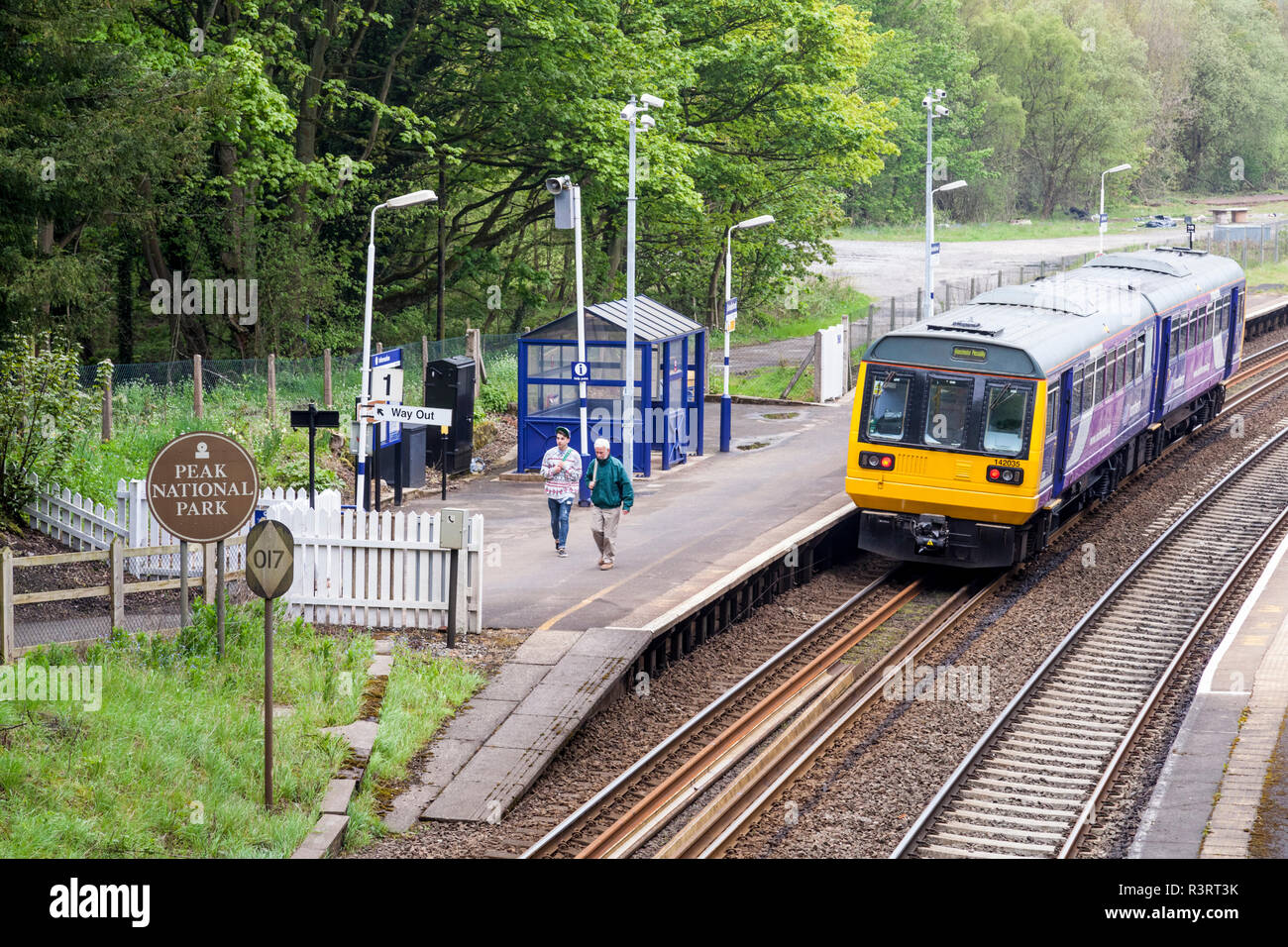 Rurale del trasporto pubblico. Le persone che lasciano a nord del convoglio ferroviario in partenza Stazione Grindleford, Derbyshire, Peak District, England, Regno Unito Foto Stock