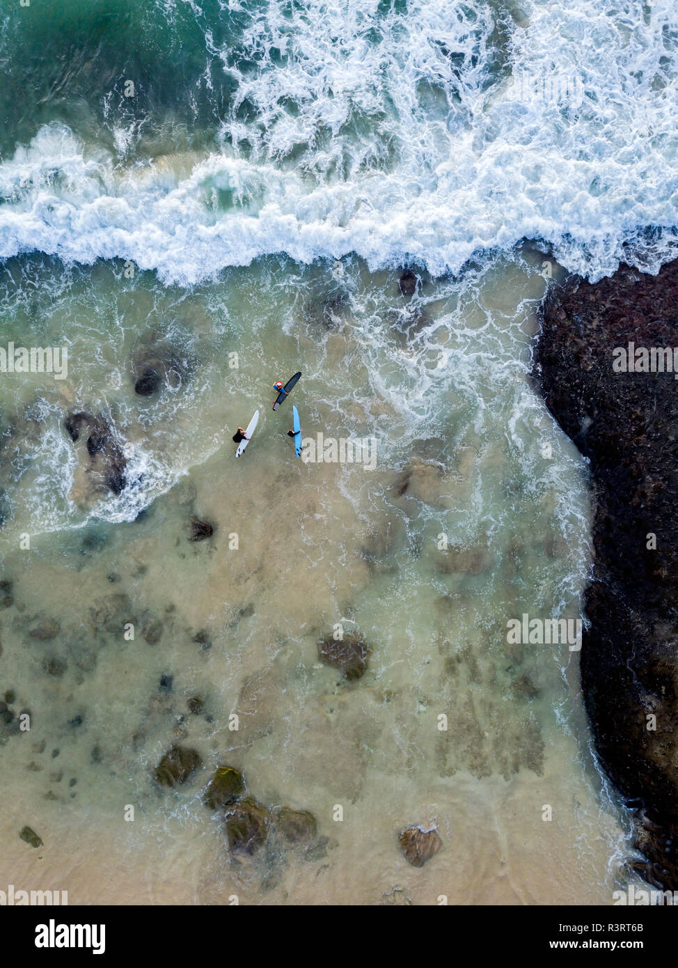 Indonesia, Bali, vista aerea del Dreamland beach, tre surfisti dal di sopra Foto Stock